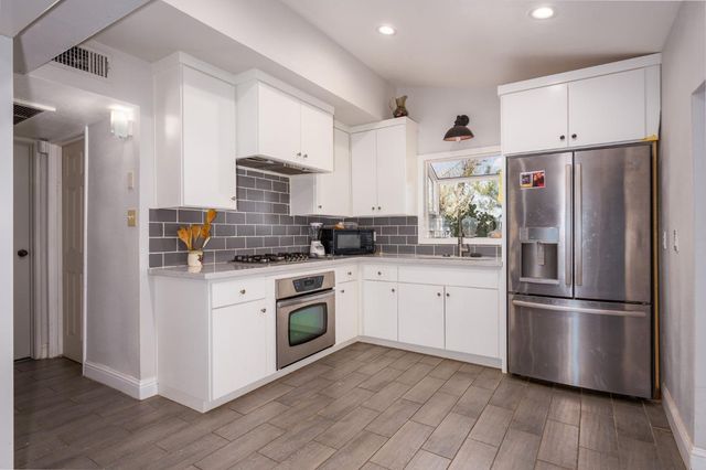 122 E Calimyrna Avenue, Fresno, CA 93710