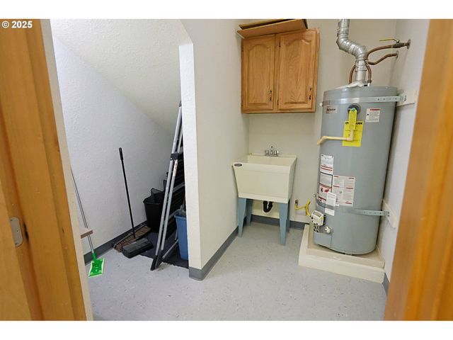 137 HALL Ave, Coos Bay, OR 97420