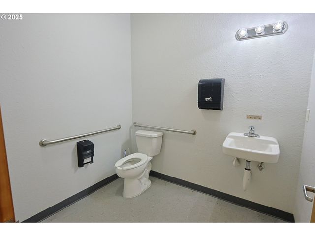 137 HALL Ave, Coos Bay, OR 97420