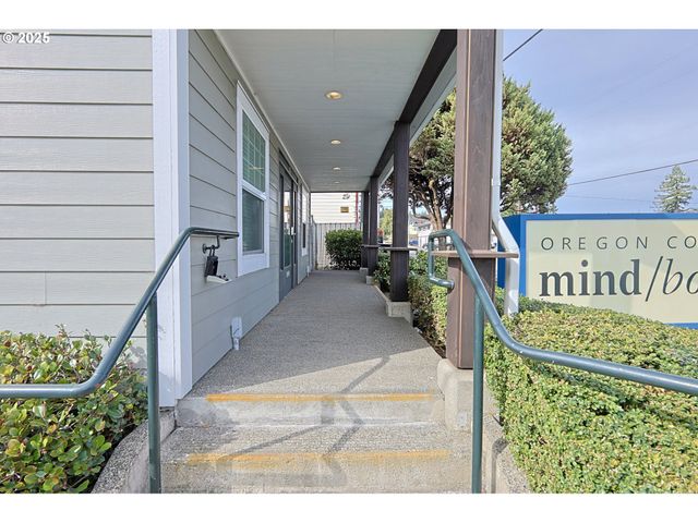 137 HALL Ave, Coos Bay, OR 97420