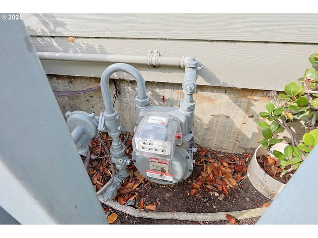 137 HALL Ave, Coos Bay, OR 97420