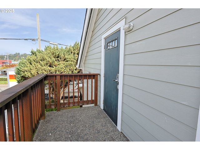 137 HALL Ave, Coos Bay, OR 97420