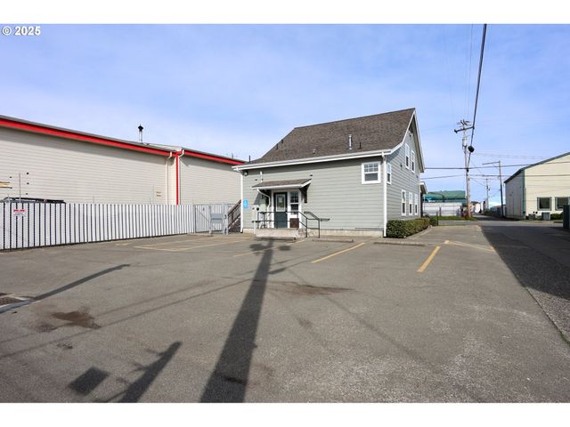 137 HALL Ave, Coos Bay, OR 97420