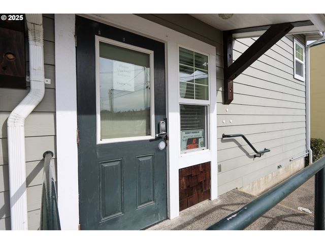 137 HALL Ave, Coos Bay, OR 97420