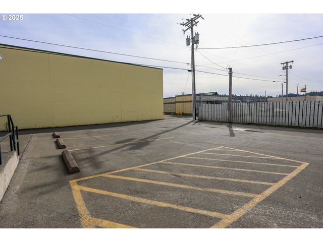 137 HALL Ave, Coos Bay, OR 97420