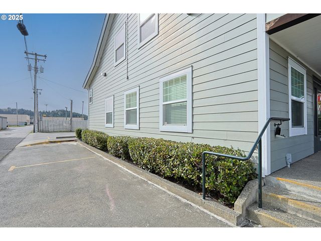 137 HALL Ave, Coos Bay, OR 97420