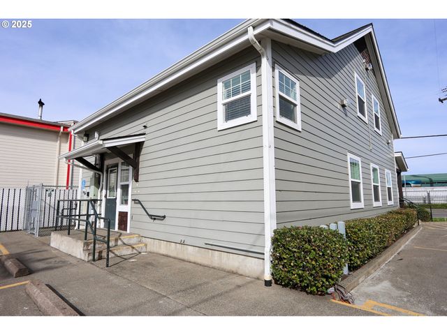 137 HALL Ave, Coos Bay, OR 97420