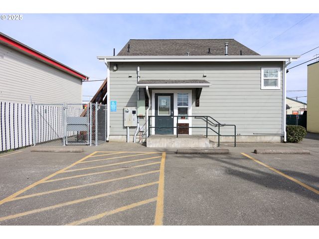 137 HALL Ave, Coos Bay, OR 97420