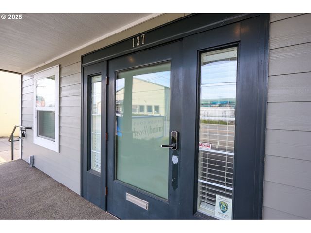 137 HALL Ave, Coos Bay, OR 97420