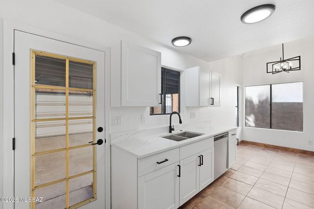 1421 W Calle Plomo, Tucson, AZ 85745