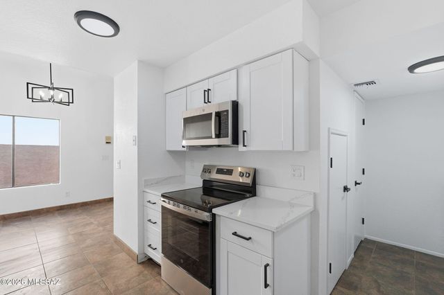 1421 W Calle Plomo, Tucson, AZ 85745
