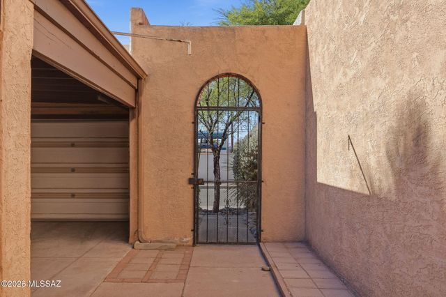 1421 W Calle Plomo, Tucson, AZ 85745