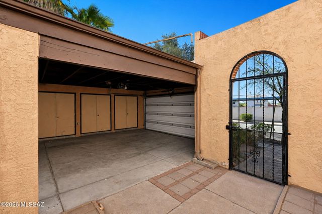 1421 W Calle Plomo, Tucson, AZ 85745