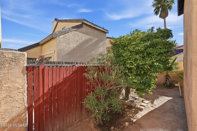 1421 W Calle Plomo, Tucson, AZ 85745