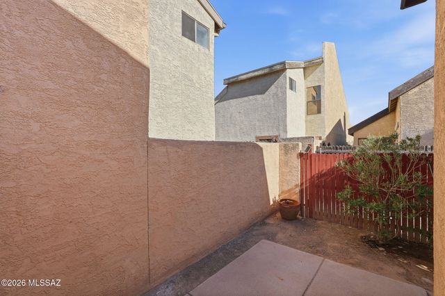 1421 W Calle Plomo, Tucson, AZ 85745
