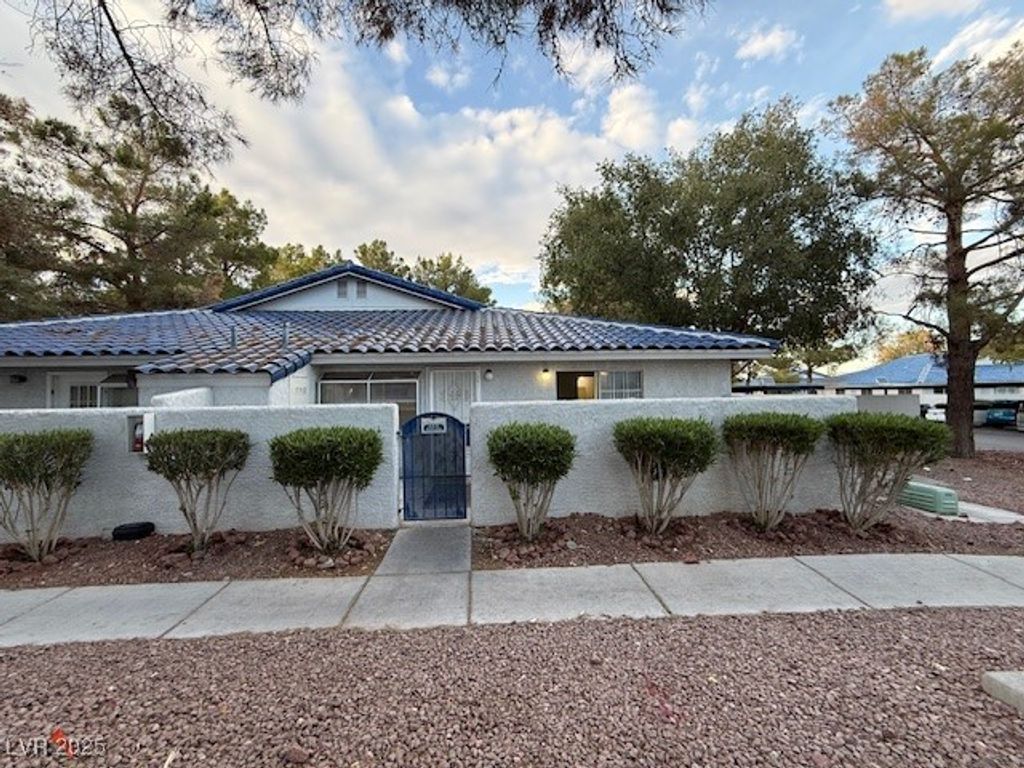 2121 Chertsey Drive D, Las Vegas, NV 89108