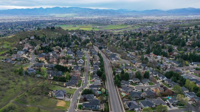 120 Eagle Trace Drive, Medford, OR 97504