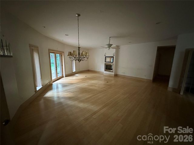 2905 Kanuga Road, Hendersonville, NC 28739