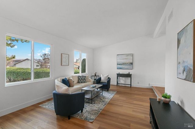 106 Kerry Ct, Vacaville, CA 95687