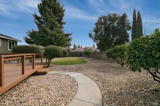 106 Kerry Ct, Vacaville, CA 95687