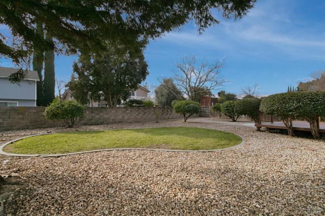 106 Kerry Ct, Vacaville, CA 95687
