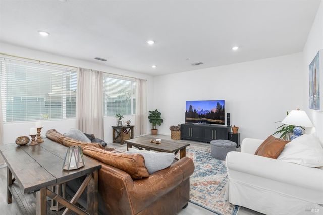 567 Coneflower St, Vacaville, CA 95687