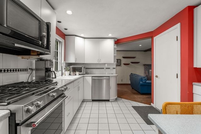 11 Bacon Rd, Framingham, MA 01701