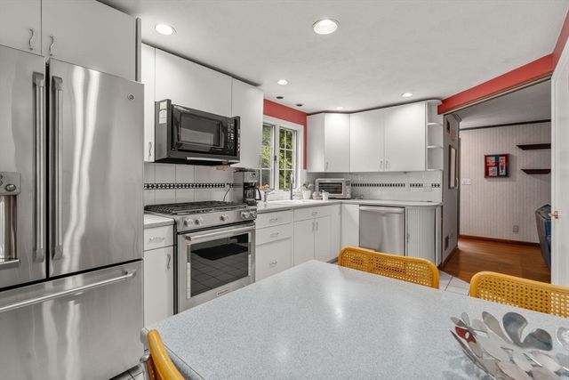 11 Bacon Rd, Framingham, MA 01701