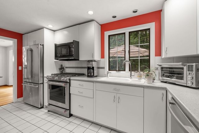 11 Bacon Rd, Framingham, MA 01701