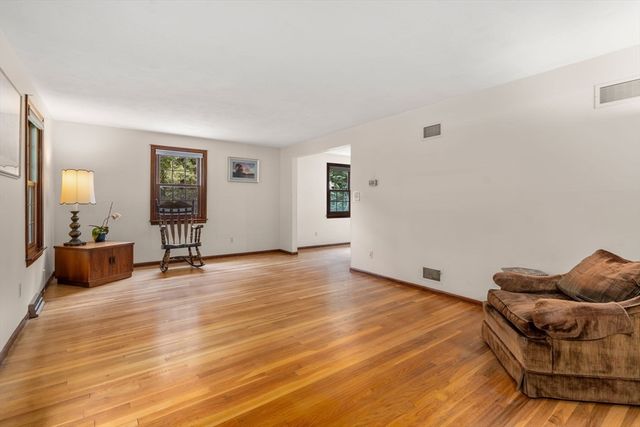 11 Bacon Rd, Framingham, MA 01701