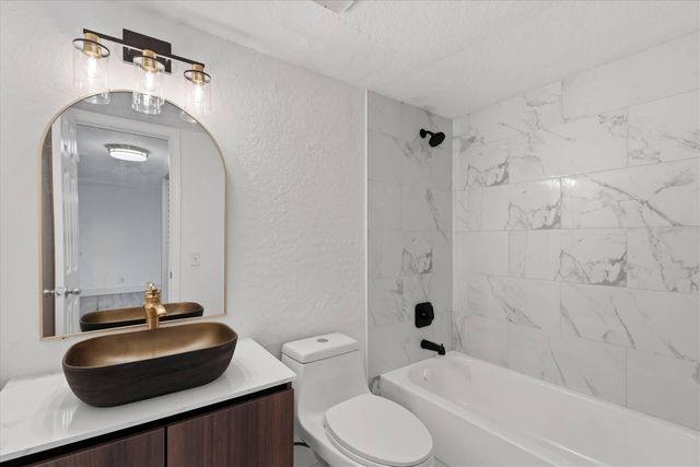 115 Lake Emerald Drive 304, Oakland Park, FL 33309