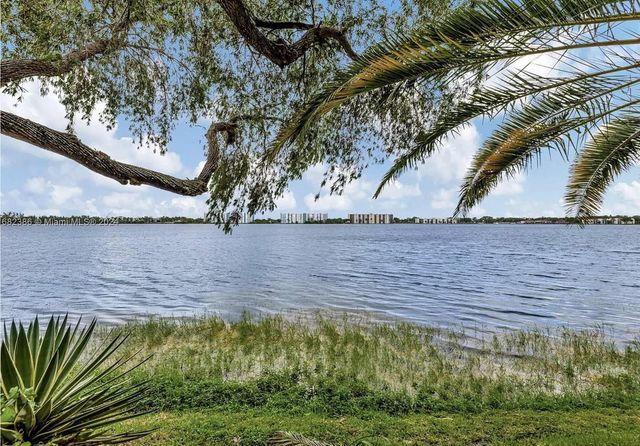 115 Lake Emerald Drive 304, Oakland Park, FL 33309