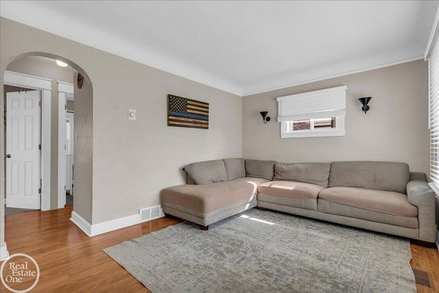 21945 Ridgeway Street, Saint Clair Shores, MI 48080