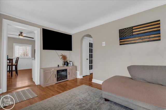 21945 Ridgeway Street, Saint Clair Shores, MI 48080