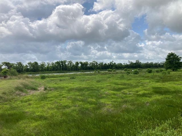 26 Shoreline Drive, Angleton, TX 77515