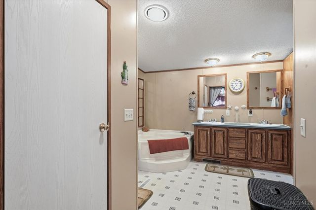 11493 Highland Hills Drive, Paint Twp, OH 45133