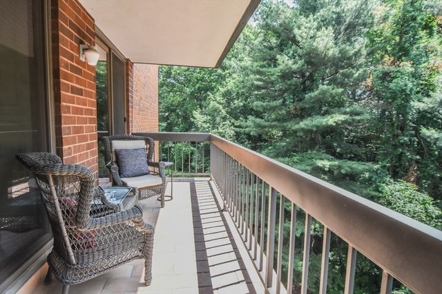 210 Nahanton 407, Newton, MA 02459
