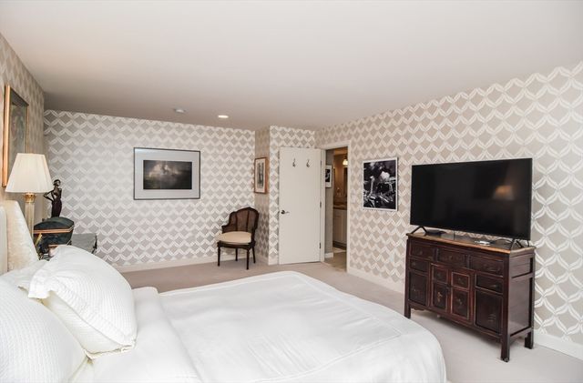 210 Nahanton 407, Newton, MA 02459