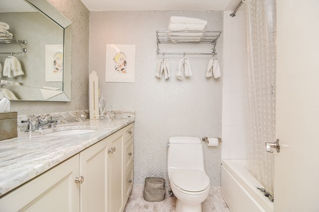 210 Nahanton 407, Newton, MA 02459