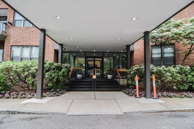 210 Nahanton 407, Newton, MA 02459