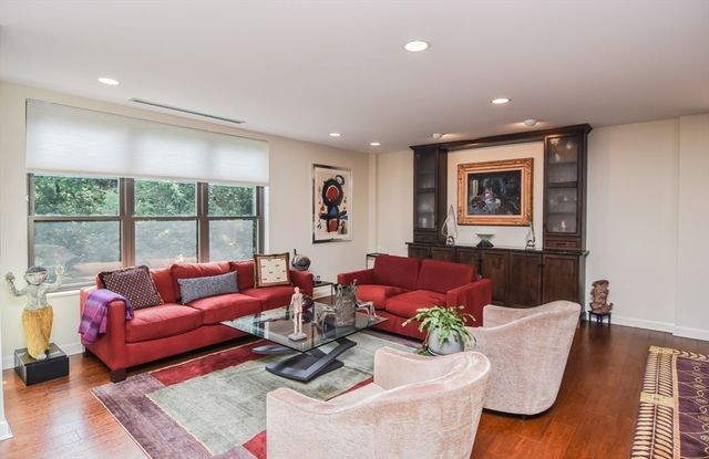 210 Nahanton 407, Newton, MA 02459