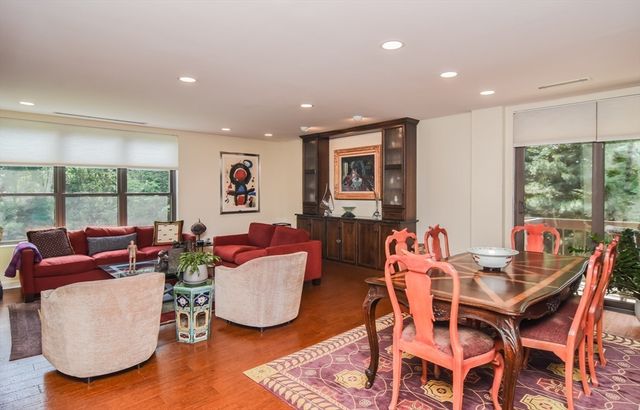 210 Nahanton 407, Newton, MA 02459