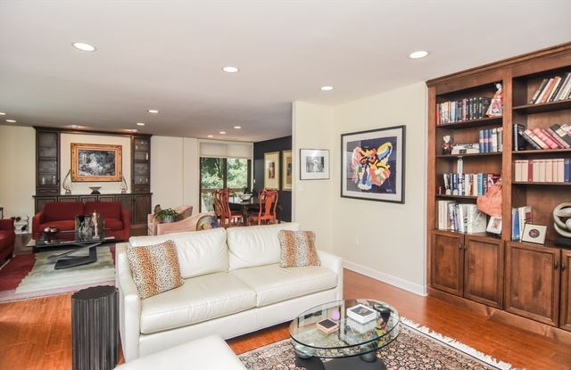 210 Nahanton 407, Newton, MA 02459