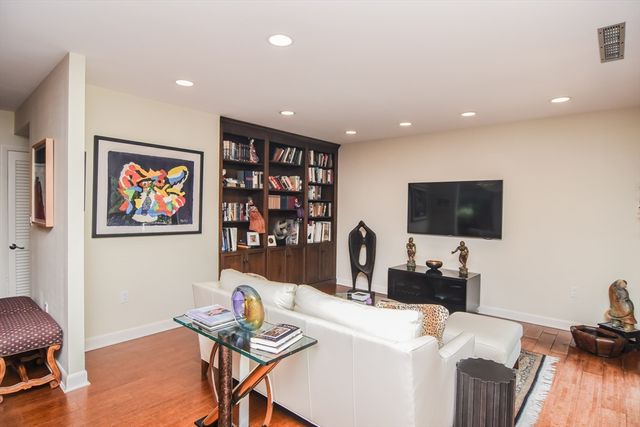 210 Nahanton 407, Newton, MA 02459