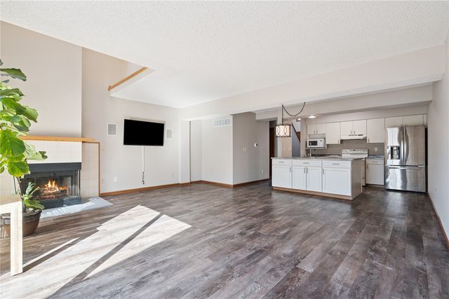 2060 Holiday Road, Coralville, IA 52241