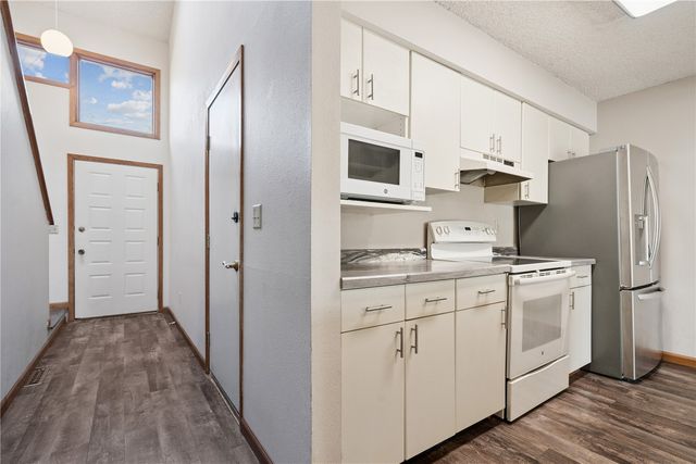 2060 Holiday Road, Coralville, IA 52241