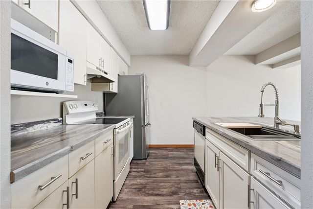 2060 Holiday Road, Coralville, IA 52241