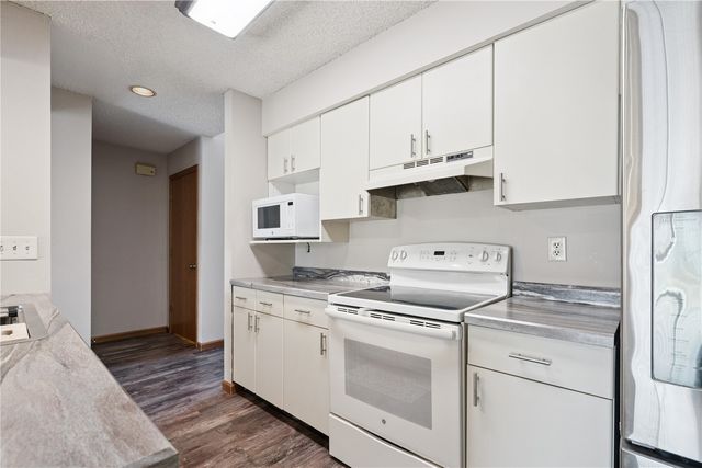 2060 Holiday Road, Coralville, IA 52241