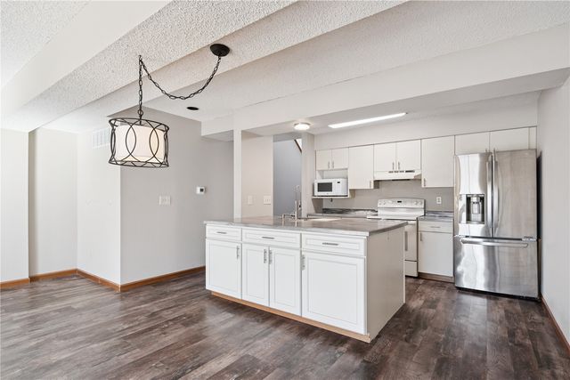 2060 Holiday Road, Coralville, IA 52241