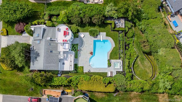 32 Contessa Court, Port Jefferson, NY 11777